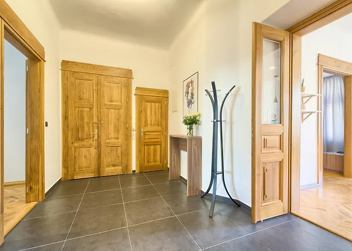 Spacious And Bright Apartment Dusni 13
